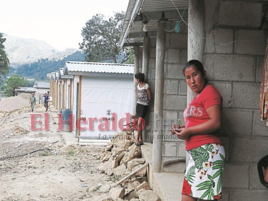 Damnificados retornan a La Reina por falta de viviendas