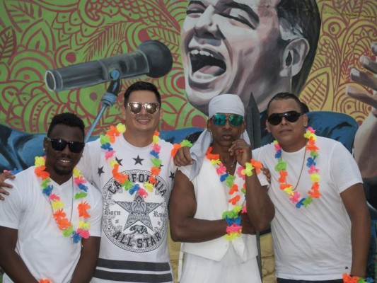 Los artistas hondureños suman positivismo al país con su tema 'La Ceiba está de fiesta'.