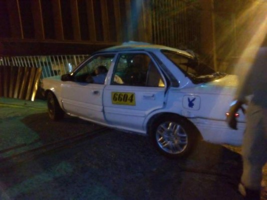 Honduras: Taxista choca contra estación de Bomberos