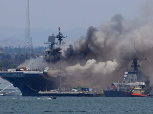 Impactantes imágenes deja explosión en buque militar en San Diego, EEUU