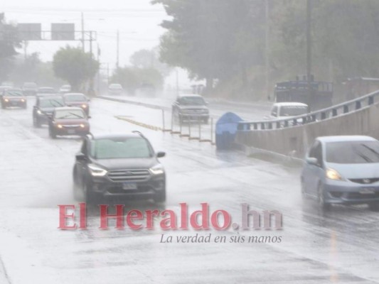 Fuerte lluvia sorprende a los capitalinos este Sábado Santo (FOTOS)