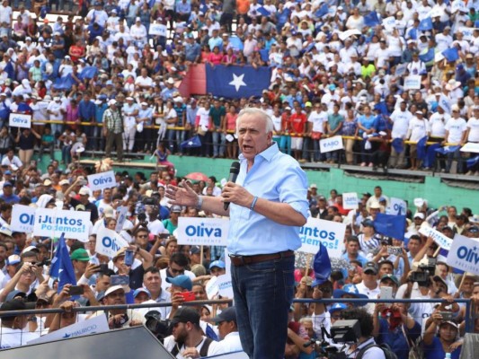 FOTOS: Entre aplausos y ovaciones, Mauricio Oliva oficializa precandidatura a la presidencia