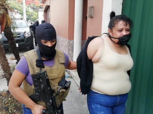Droga, armas e indumentaria policial: La captura de cuatro pandilleros de la 18 en la capital (FOTOS)