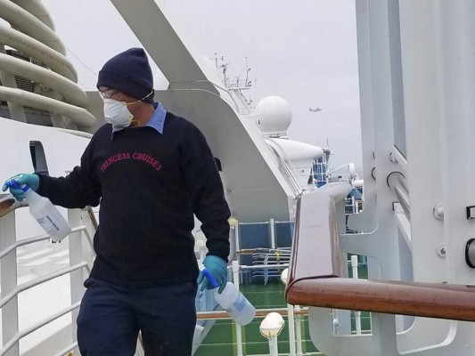 Miles de pasajeros confinados en crucero frente a California