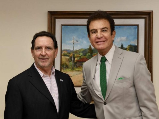 Salvador Nasralla es recibido por el encargado de negocios de EE UU
