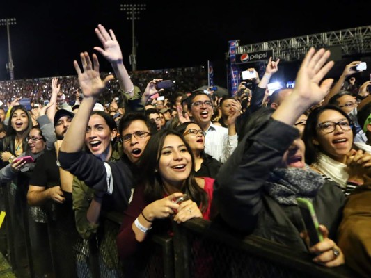 Hondureños cantan al ritmo de Maná