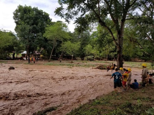 Imágenes de rescates: Hondureños lloran y sufren la tragedia causada por Eta