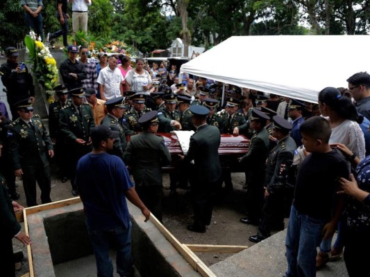 FOTOS: Desgarrador entierro del oficial de la FNAMP muerto en combate