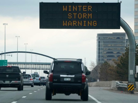 Cancelan unos 2,000 vuelos en Denver por tormenta de nieve