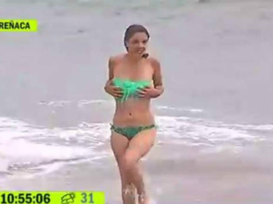 Presentadora de TV pierde el top de su traje de baño en vivo