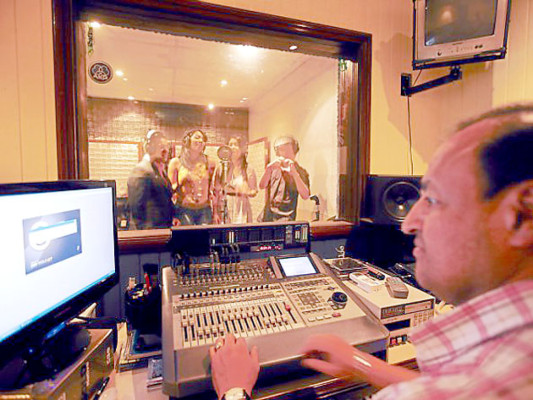 Cuatro jóvenes le dan voz a la pegajosa canción de la Teletón 2011