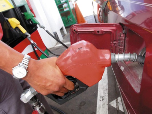 Combustibles bajarán de precio a partir del lunes