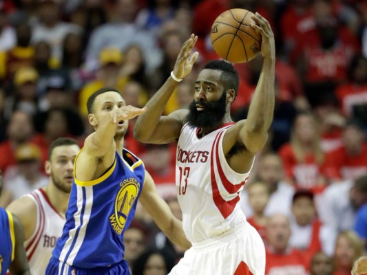 Curry se lastima la rodilla, pero Warriors amansan a Rockets
