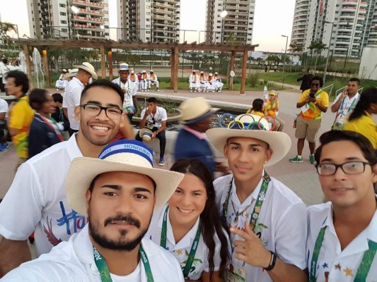 Así la pasó la delegación catracha previo al desfile