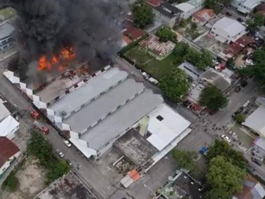 Dramáticas fotos del incendio en el mercado Guamilito, icónico en San Pedro Sula