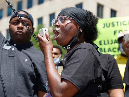 Acusan a policías de muerte de joven afroamericano detenido en Denver