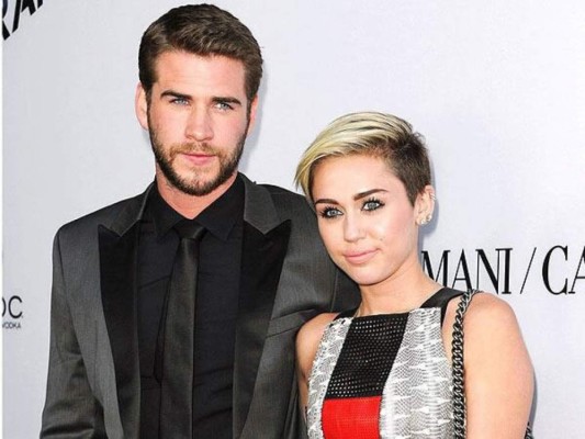 Liam Hemsworth aparece con la familia de Miley Cyrus en foto navideña