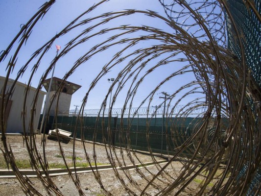 Administración de Biden repatria a primer recluso de Guantánamo