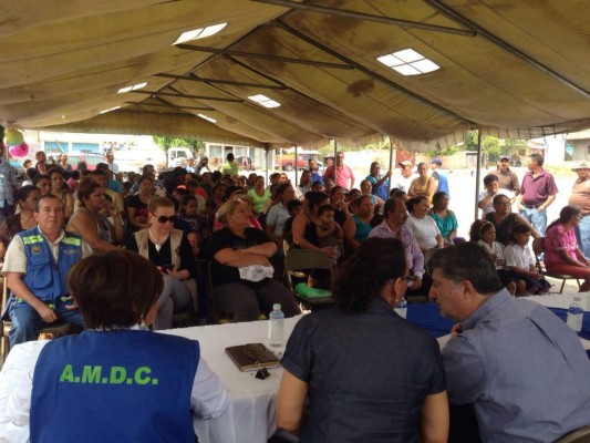 Alcaldía entrega 31 escrituras a pobladores de Ciudad Cataluña