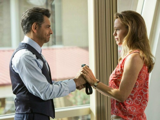 Eugenio Derbez y Jennyfer Garner en acción de Milagros del cielo.