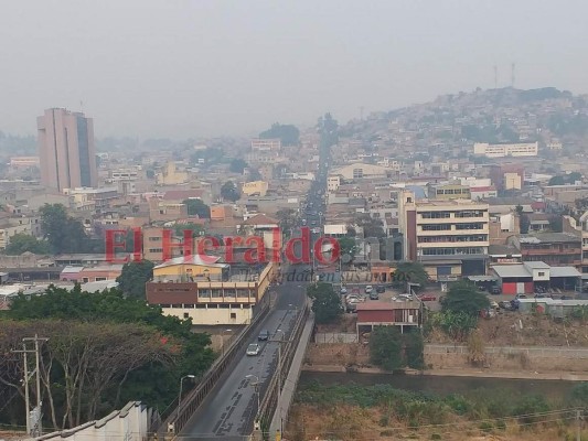 FOTOS: Capitalinos ahogados por el humo de los incendios, sin agua y confinados