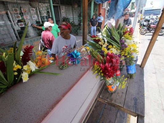 FOTOS: Desgarradora escena de madre velando a su hijo en plena calle de la capital