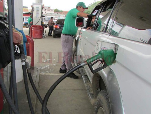 Combustibles podrían tener leves rebajas este próximo lunes