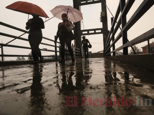 FOTOS: Primeras lluvias de la temporada refrescan la capital, inundada de humo