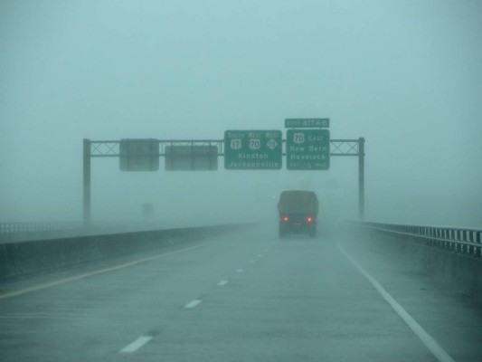 FOTOS: Estadounidenses desafían las alertas por el huracán Florence
