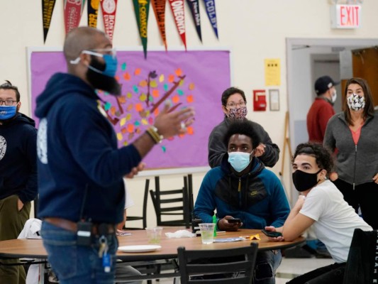 Ordenan vacunación para personal de escuelas públicas de NY