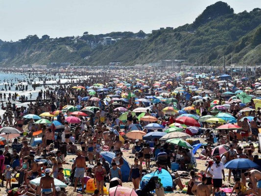 FOTOS: Indignante aglomeración en playa del sur de Inglaterra en plena pandemia