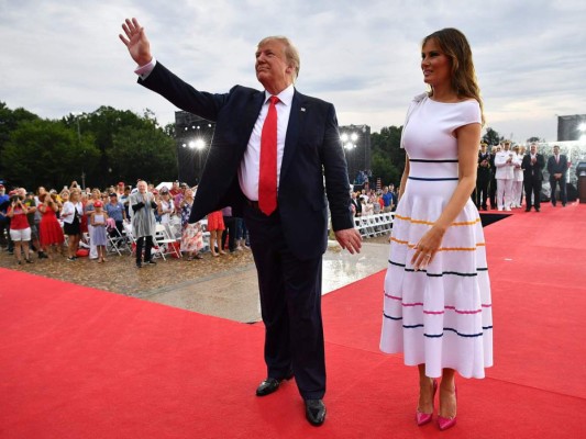 Melania Trump deslumbró con vestido folclórico en el Día de la Independencia de EE UU