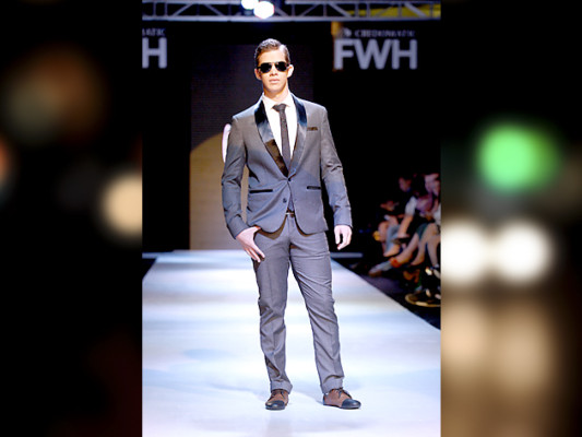 Ropa varonil que evoca la moda de los 30 y 70 en el Fashion Week Honduras 2012