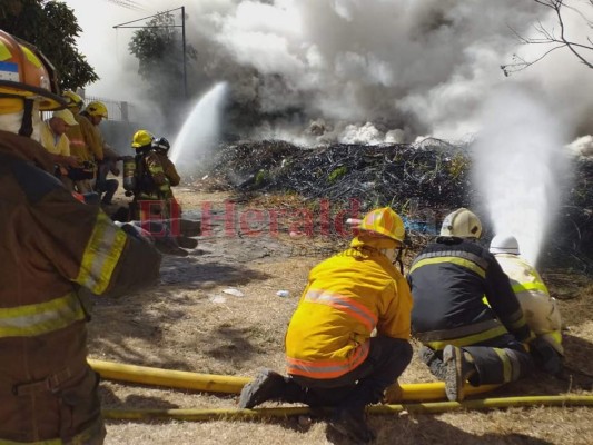 Columnas de humo tóxico y escombros, las imágenes del incendio en Las Tapias