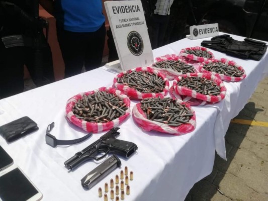 Caen presuntos traficantes de municiones y armas, entre ellos un elemento de seguridad del Estado