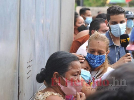 Angustia, llanto y empujones: el drama de familiares de reclusos heridos en La Tolva