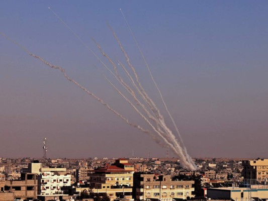 Imágenes dolorosas: Hamás dispara cohetes e Israel lanza ataque aéreo