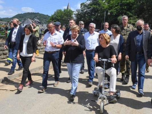 Fotos del recorrido de Merkel por zonas de Europa devastadas por inundaciones