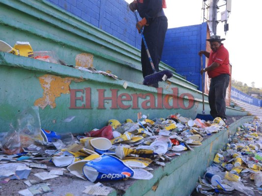 FOTOS: Lleno de basura amaneció el Estadio Nacional de Tegucigalpa tras la final Motagua vs Herediano por la Liga Concacaf