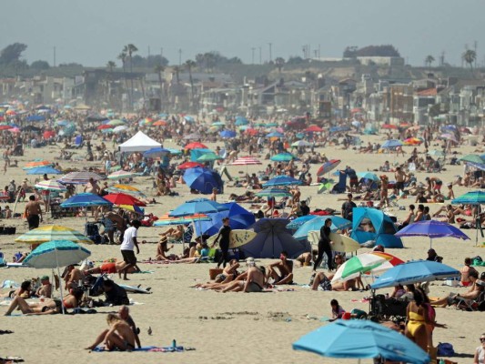 Retando al coronavirus, miles de personas abarrotaron playas de California (FOTOS)
