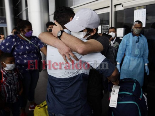 Fotos: Así fue el regreso de Wilson Berríos a Honduras tras cirugías en su rostro