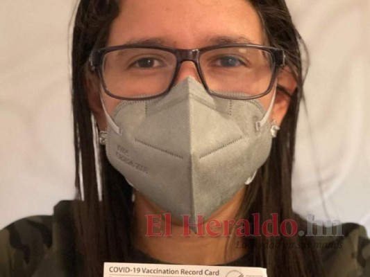 Una hondureña, de 27 años, que ya recibió la primera dosis de la vacuna Pfizer en Estados Unidos. Foto: El Heraldo