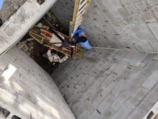 Rescatan a hombre que cayó dentro de pozo séptico en Cortés