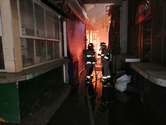 Dramáticas fotos del incendio en el mercado Guamilito, icónico en San Pedro Sula