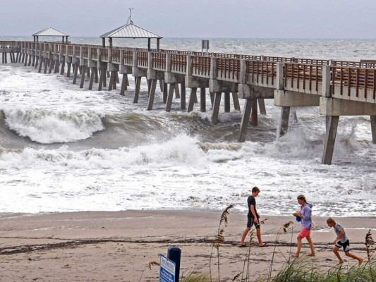 Huracán Dorian se acerca a Florida y los vientos se fortalecen