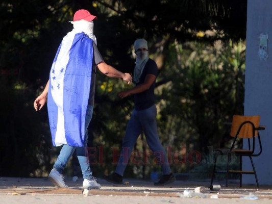 FOTOS: Piedras, palos y gases lacrimógenos en nuevos disturbios en UNAH