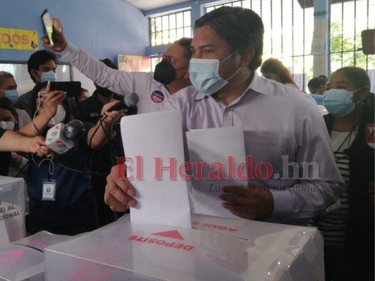 Un entusiasta Wilfredo Méndez acude a votar en Tegucigalpa (Fotos)