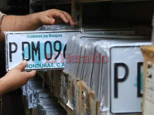 Autos sin placas y nuevos serán los primeros en usar calcomanía