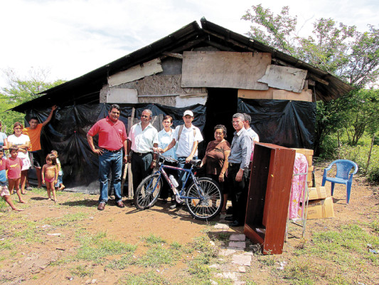 Empleados de la CNBS realizan donación solidaria a Ramón León