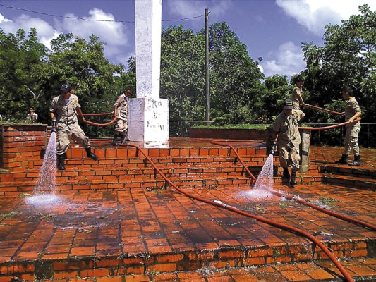 Bomberos de Juticalpa realizan desfile festivo